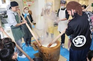 お餅つきはじまるよ！