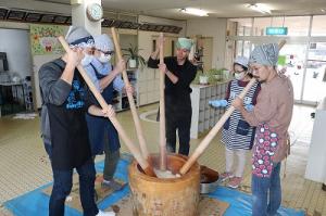 さあ、おもちつきが始まるよ！