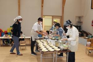 お餅をちぎって