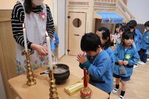 静かに手をあわせます