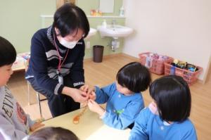 ゴムを編んで…