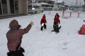 先生と雪合戦だー！
